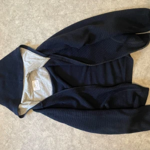 Zara kofta  - Zara kofta  Säljer enligt bilden  Storlek är på bilden  Kan fraktas också  Säljer den för har växt ut ur den 