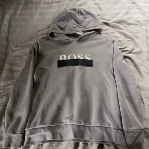 Jätte fina Hugo Boss Hoodie som passar någon mellan 152-165. Inga defekter och är otroligt snygg