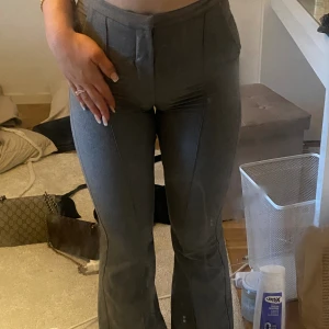 Kostym byxor  - Säljer dessa snygga kostym byxor  Använda en gång och dom kommer från Gina. Dom är gråa och är storlek xxs! Jag är ca 158 och längden är bra! Dom sitter ganska tajt på mig Nyspris är runt 500-600 kr🩷🩷