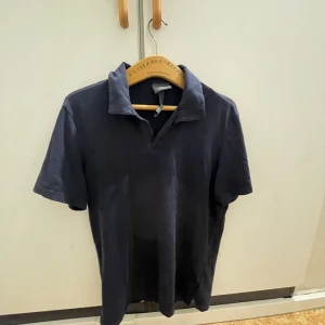 Tunn polo t shirt  - Den är väldigt fin och passar bra till linne byxor. 