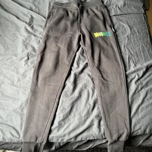 Hoodrich mjukisbyxor - Använd nån enstaka gång så dessa är som nya