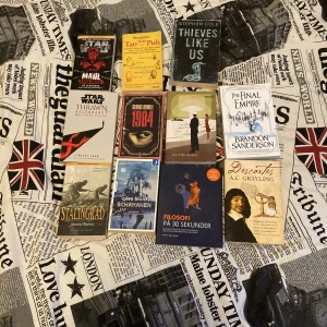 Olika typer av böcker - Pris är beroende på bok säg vilken ni vill ha så får ni ett pris