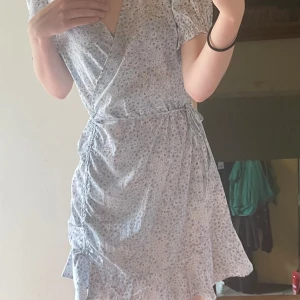 söt sommarklänning - en helt oanvänd klänning i storlek M. funkar även till de som har S om man vill ha en lite lösare passform och till L om man vill ha den lite tajtare.  i nytt och bra skick. :)