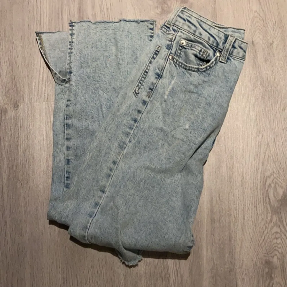 Jeans med hål på knäna✌🏻 Bekväma och bra i storlek🛍️ Mycket bra skick💞. Jeans & Byxor.
