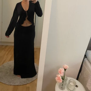 Topp/kofta - Söt volang kofta från Kappahl. Kan använda både som en kofta eller topp. Storlek 36. 