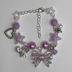 ’Princess’ Lila Y2K Handgjort Armband 💜 - Längd: 16-22 cm. Kan mötas upp i Örebro. Jätte fint lila armband 💜💜