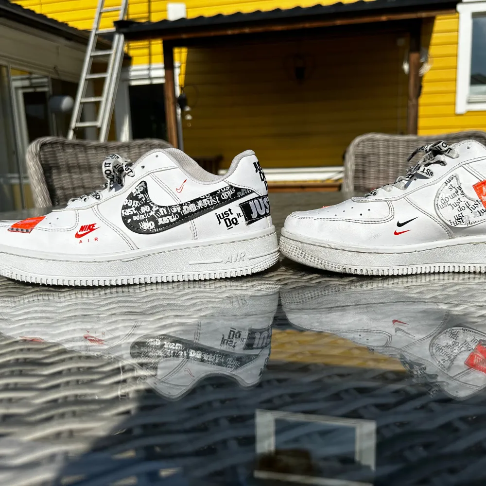 Nu säljer jag ett par riktigt fräscha eftertraktade vita Nike air force 1. Endast använd en dag. Köpt i Turkiet därav priset. Du kommer ha ett par snygga skor som passar till alla tillfällen, men fortfarande inte se ut som alla andra. Skriv för ❓💭. Skor.