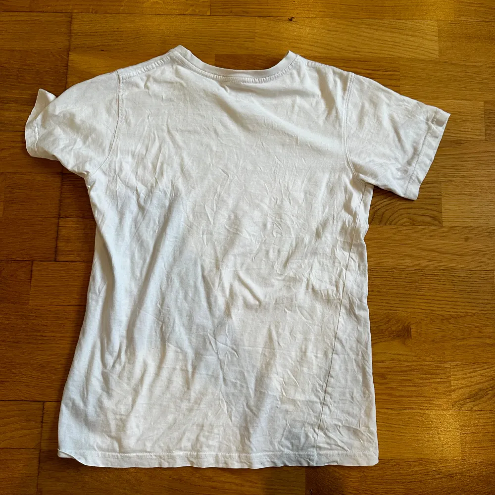 Hej, nu säljer jag min använda Tommy Hilfiger t-shirt. Finns en defekt (se bild 5) där lite av färgen har lossnat annars bra skick ! Han på bilden är ca 168.  Skriv för mer bilder eller funderingar !. T-shirts.