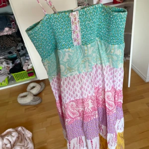 Regnbågsfärgad klänning - Bra skick inte så mycket andvänd.