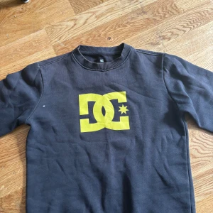 DC tröja/hoddie - Den är använd några gånger men det var nåt år sen. Säljer på grund av att den är för liten för mig. Pris kan diskuteras💪