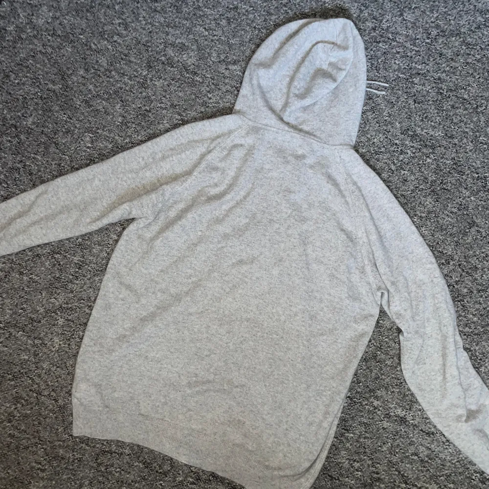 Grå Davida Cashmere Hoodie i storlek L. Använts endast fåtal gånger då den inte passar mig.. Hoodies.