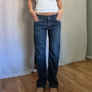 Vintage levi’s jeans 506 - Nice Levis jeans köpta secondhand, de är i bra skick. Modell 506 W31 L32. Midjemått är 82cm och innerbenslängd ca 80cm. Bara att höra av sig för frågor🌸