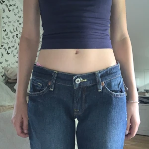 Lågmidjade bootcut lucky you! jeans - Säljer mina lågmidjade lucky you jeans i amerikanska storleken 6 som passar som xs-s. Köptes på marshalls för 25 dollar. Är i nyskick och jag har aldrig själv använt dem. Skriv gör fler frågor 🩷