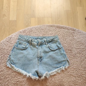 Jeans shorts  - Jeans shorts som är knappt använda. Priset går att diskutera. Fråga gärna om ni har några frågor.