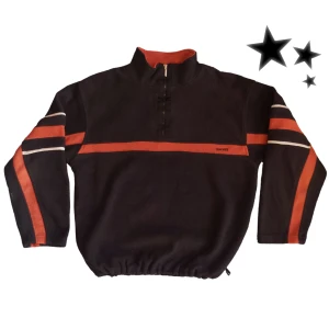 90s skater Fleece - Cool boxy fleecetröja, passar L- XL men även mindre storlekar oversized! I bra skick förutom några små färgfläckar som inte märks✅ Skicka gärna offers, och tveka inte på DM för frågor 🤝