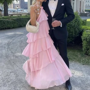 Vero moda x Felicia Wedin - Säljer denna populära klänning utan defekter💕💕Buda gärna ❤️❤️❤️