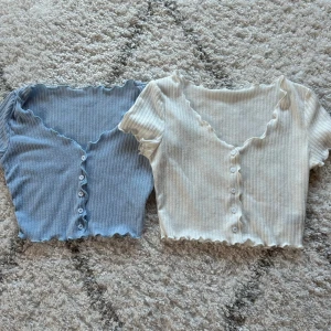 Sommar toppar - Säljer två toppar från Shein som inte har passat mig så jag har aldrig använt dom💗Tunna i materialet, v-ringning med knappar, ganska korta och den vita är lite genomskinlig🫶🏻Str XS-S 50kr styck  Tveka inte att höra av dig vid fråga eller fler bilder:)