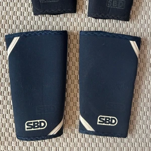 Sbd knäskydd - Sbd knäskydd i storlek M. Använt Max 10 gånger. Originalpris är 849. Buda gärna! 