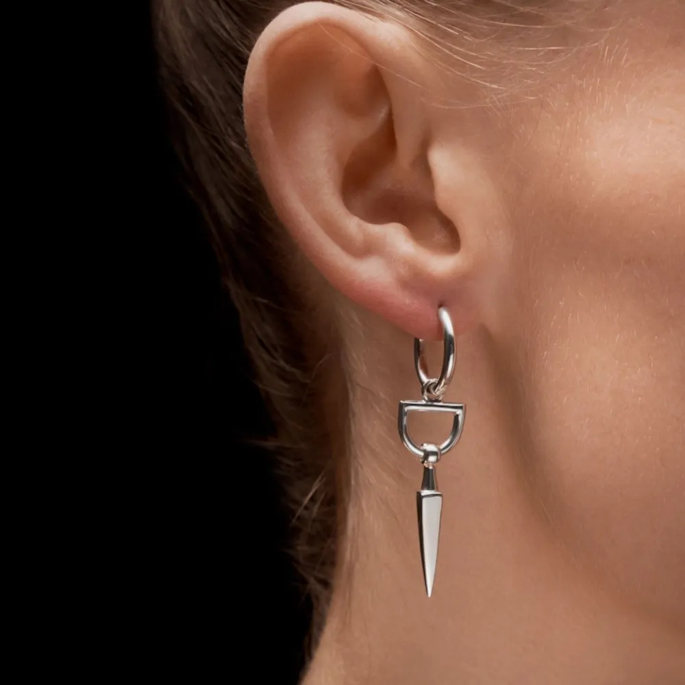 Säljer dessa såå snygga silvriga Maria Nilsdotter örhängen i modellen ”Bitten”.💗💗  Lånade bilder!❤️. Accessoarer.