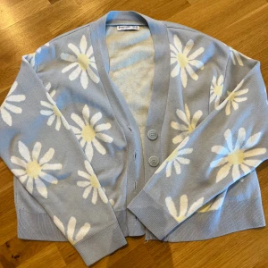 Stradivarius kofta - En fin kofta med blommor! Inte använd många gånger och i bra skick men finns lite vad ska man säga ”trådar” där uppe som syns lite (se bild) . Storlek xs men skulle säga den passar s också. Hör av dig vid frågor!