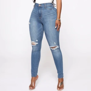 Jeans - Snygga jeans i storlek XS från Fashion Nova! Ny skick! Köparen står för frakten men kan även mötas upp i Uppsala, Knivsta eller Sigtuna. Tveka inte att fråga mig om något💙