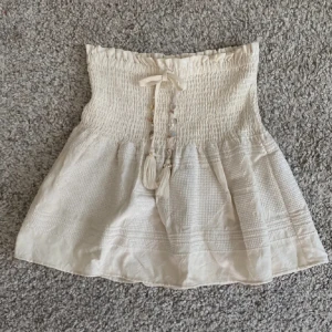 Zara kjol - Jätte fin zara kjol aldrig använd  (Inte mina bilder) 💞