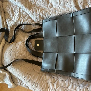 Väska  - Fin väska köpt från Zalando. Väldigt bra skick 