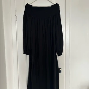 Långklänning från H&M - Långklänning med offshoulder från H&M. Använd någon enstaka gång, i mycket gott skick.   Storlek: XS