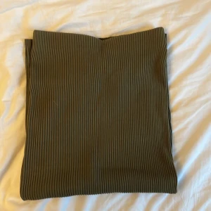 Kjol - Använt någon enstaka gång, Ribbade, väldigt fin