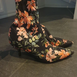 Blommiga klackskor ankelboots - Knappt använda 