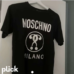 Moschino t- shirt - Hej säljer nu denna Moschino t shirt i riktigt bra skick. Den är storlek 14y som motsvarar S. Jätte snygg passform och helt enkelt en snygg t shirt. Köpt för 1300 på miinto.  Bara att skriva ifall ni har funderingar. 
