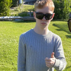 Liten kort ginger - Grinar hela tiden har inga hobbys o bidrar absolut inget t samhället vill få bort så fort som möjligt Kan ta emot en snicker som trade