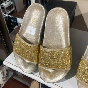 Duffy tofflor  - Helt nya Duffy tofflor, finns i storlek 33,34,35 och 37🩷