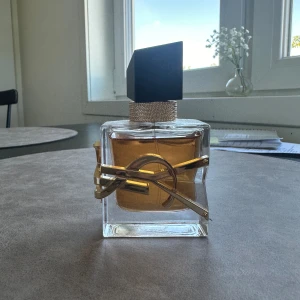 YSL parfym  - Yves Saint Laurent, Libre Intense, 30 ml.  Fick fel i present så knappt använt den alls. 