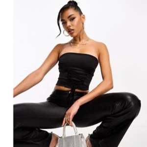 En bandeau topp i korsett - En perfekt bandeau topp till en sån varm sommar som vi har just nu! Den kommer i satin med zig zag mönster som ni ser på bilden (Aldrig använd)