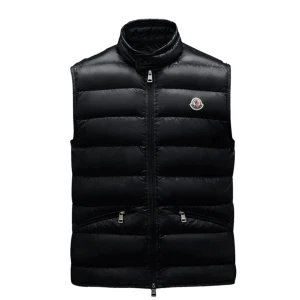 Moncler gui väst - Hej! Säljer Moncler gui väst storlek 4. Den är knappast använd. Säljer den då jag inte längre använder den samt den har blivit för stor. Priset är ej hugget i sten.