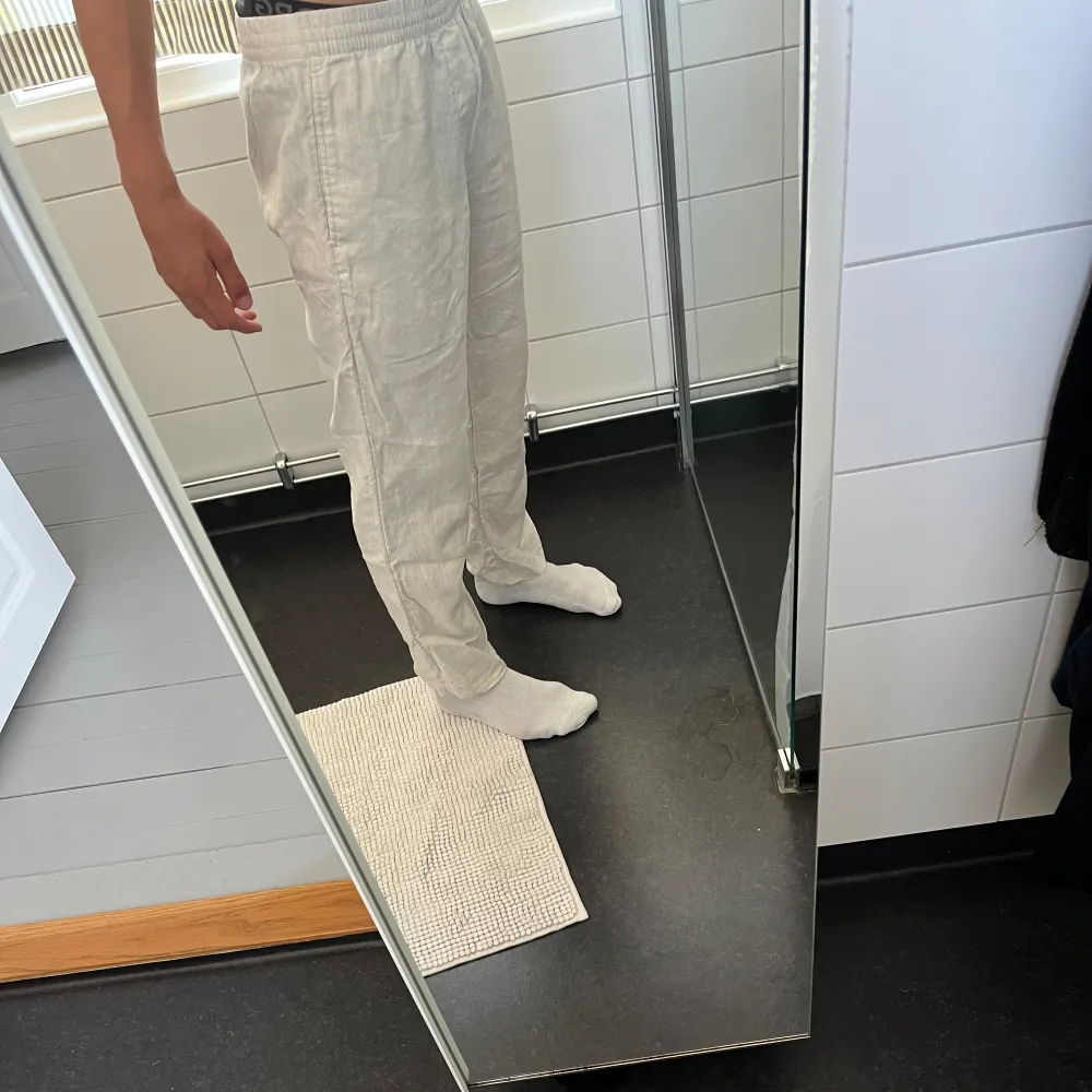 Hej! Säljer dessa snygga linnebyxor från hm! Dom är i väldigt bra skick! Storleken är s och han på bilden är runt 180 cm lång! Hör av er vid funderingar . Jeans & Byxor.