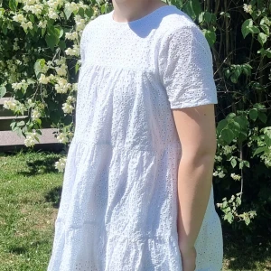 Vit klänning - Fin vit sommarklänning. Säljer pga att jag inte använde den till studenten. Dessutom är klänningen i petite vilket gör att den är alldeles för kort på mig. Det är bara att fråga om ni vill ha fler bilder. Köpt i nyskick från Sellpy.