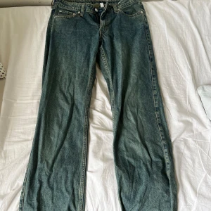 Weekday jeans - Säljer dessa fina lågmidjade weekday jeans då de ej används längre. De är i modellen arrow storlek 27/30. Om ni vill ha fler bilder eller undrar något är det bara att skriva💕