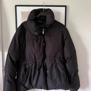 Vinterjacka från Zink - Snygg oversized puffer jacka ifrån Zink Använd fåtal gånger  Tvättas innan försäljning  Köparen står för frakt