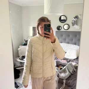 Höst och vår jacka - Jacka från Vero Moda  Perfekt till hösten!  Använd fåtal gånger Köparen står själv för frakten