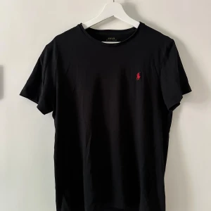 Polo Ralph Lauren T-Shirt - Knappt använd T-Shirt  Storlek M