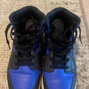 Bästa erbjudandet*Marina blue jordan 1 - Användt men nytt skick storlek 40, boxen är borta men kan leveraras med en annan box, lite creasade men jättebra skick 