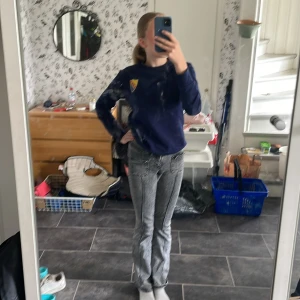 Jätte fina Nelly jeans!💗🙏 - Flare jeans i gott skick! Säljer för dom börjar bli för små för mig!💗 Storlek 32 men skulle säga XXS eller XS🥰🙏