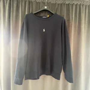 Ralph lauren sweatshirt - Ralph lauren sweatshirt köpt från care of carl! Köpt för 1499kr och är använd 4-5 gånger!