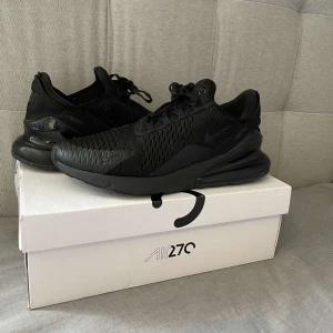Nike 270  - Nike 270 varsamt använda finns lite skrapor på undersidan men annars är skorna fina☀️🙌🏼