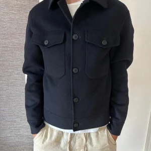 Overshirt ZARA - Marinblå overshirt från ZARA. Perfekt till sommarkvällar! Nypris ca 899 Endast använd ett fåtal gånger alltså i absolut toppskick (10/10), extra knappar tillkommer. Storlek S, sitter TTS. Hör gärna av er vid minsta fundering. Allt gott Mvh 