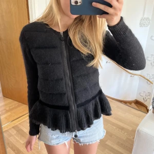 Moncler cardigan - Intressekoll på min sååå snygga moncler cardigan i storlek S med volang. Materialet är stickat och har ett dunlager innanför, perfekt för vår/höst o sommarkvällar. Självklart äkta, finns qr kod. Jättefint skick o köpt för 8000 kr🦋