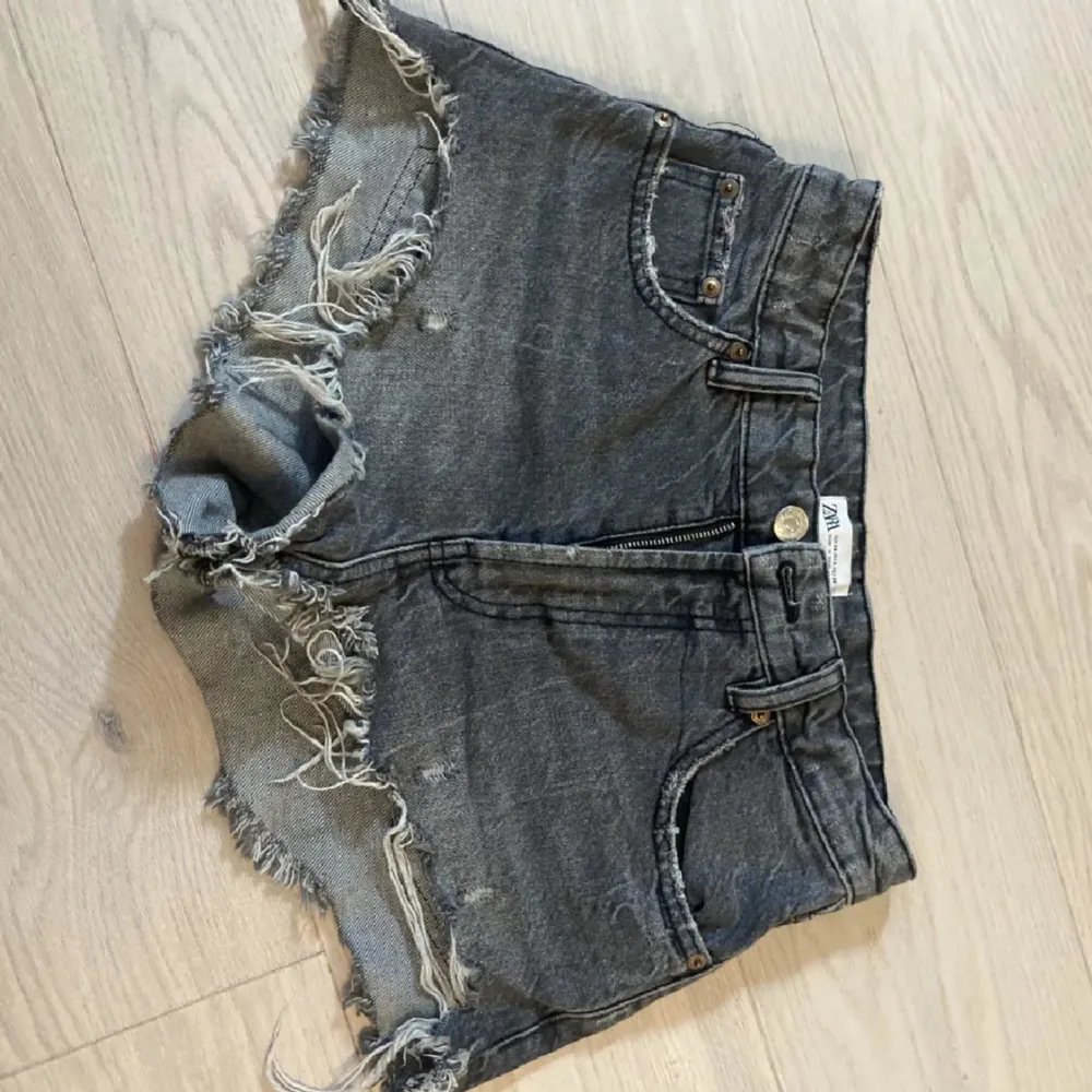 Fina jeans shorts från Zara💓 Normalhög midja kanske lite mer mot låg💓 Gråsvarta 💓. Shorts.