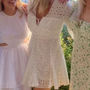 Vit zaraklänning - Jättesnygg klänning från zara. Storlek M men är ganska liten i storleken så skulle säga att den är mer som S. Nypriset är 600 kr. Skriv om du har några frågor 💗💗